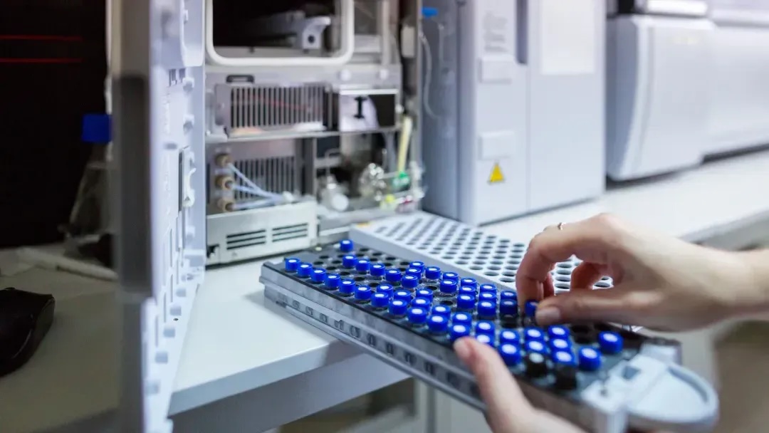 Lab scientist prepares samples for download to HPLC-MS-p-1080